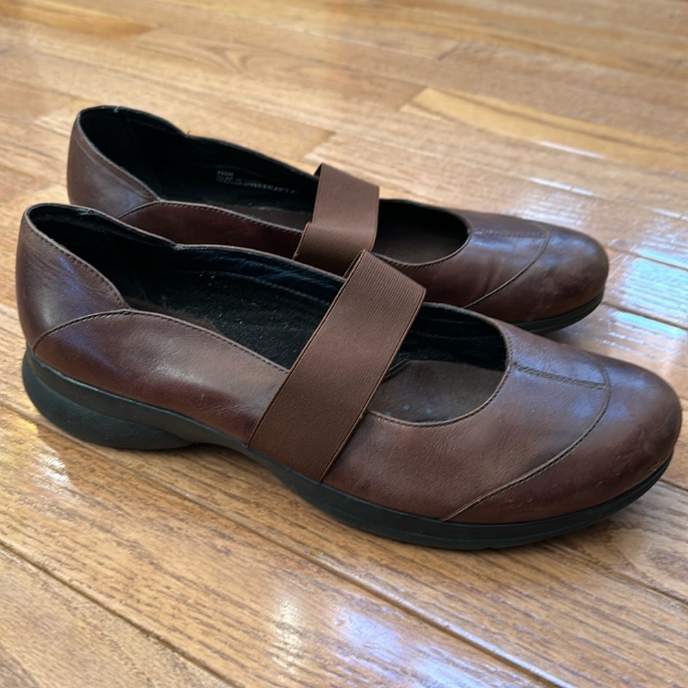 Women’s brown Clarks Maryjane’s size 11